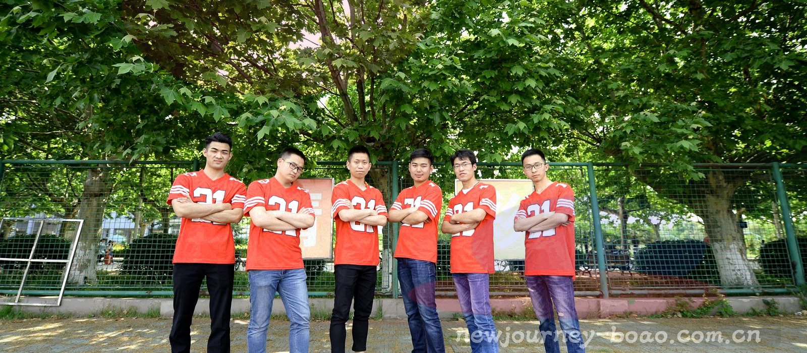 深蓝底色上的柔和光晕与轻微网格纹理，边缘逐渐压暗